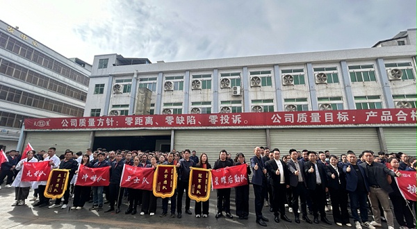 The war drums beat and the spring thunder rumbles The Tianli Iron Army is assembling with great momentum